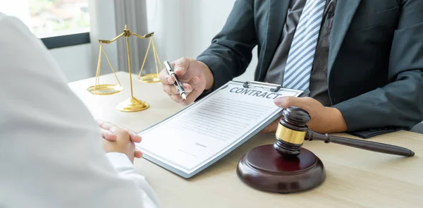 Адвокат Держит Ручку Руках Предоставляет Юридическую Консультацию Вопросам Ведения Бизнеса — стоковое фото