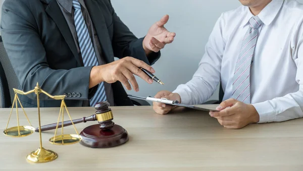 Anwalt Hält Stift Der Hand Und Bietet Rechtsberatung Bei Streitigkeiten — Stockfoto