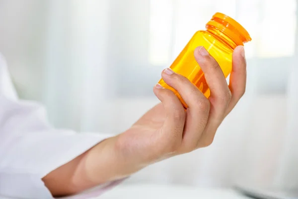 Lekarze Trzymający Butelkę Lekiem Rękę Zgłaszają Wyniki Badań Lekarskich Zalecają Zdjęcia Stockowe bez tantiem