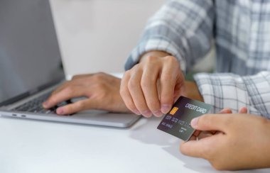 Genç tüketici elleri elinde sahte kredi kartı ile akıllı telefon ve ev bilgisayarından alınan indirimli ürünlere göre online alışveriş yapmaya hazır..