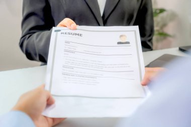 Ofis yöneticileri toplantı odasında iş başvurusunda bulunanlarla görüşüyor. işveren sohbeti kısa iş istihdamı.