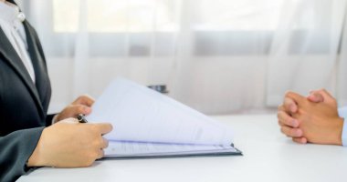 Ofis yöneticileri toplantı odasında iş başvurusunda bulunanlarla görüşüyor. işveren sohbeti kısa iş istihdamı.