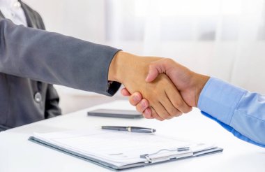 Ofis yöneticileri toplantı odasında iş başvurusunda bulunanlarla görüştükten sonra tokalaşıyorlar. işveren sohbeti kısa iş istihdamı.