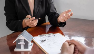 Elini ver. Emlakçı iş sözleşmesini, kirayı, satın almayı, ipoteği, krediyi ya da ev sigortasını kadın alıcıya açıklar..