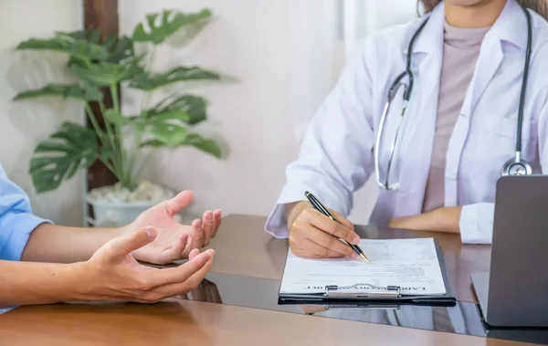 Doctor Hand Holding Pen Uitgelegd Onderzoeksresultaten Aan Patiënt Man Gezondheidszorg — Stockfoto
