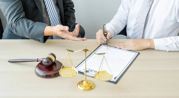 Prawnicy Trzymający Długopis Świadczący Usługi Doradztwa Prawnego Sporu Biznesowego Biurze — Zdjęcie stockowe