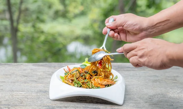Spaghettis Cueillis Main Avec Des Crevettes Sautées Aux Herbes Nourriture — Photo