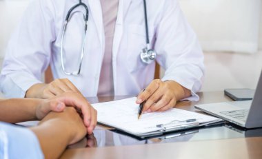 Doktor el ele tutuşma ve muayene sonuçlarını hasta adama, sağlık hizmetlerine ve sağlık kontrollerine açıkladı..