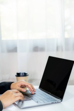 Bilgisayarı dijital bilgi iş verilerini aramak için kullan.