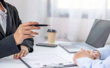 Ofis yöneticileri toplantı odasında iş başvurusunda bulunanlarla görüşüyor. işveren sohbeti kısa iş istihdamı.