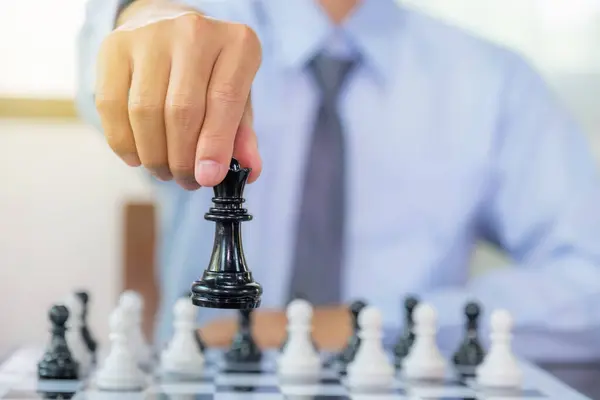 Satrancı kazanmak için strateji ve taktikle hareket ettirir, masa oyununda mücadele eder, iş fırsatı yarışması stratejik meydan okuma konsepti.
