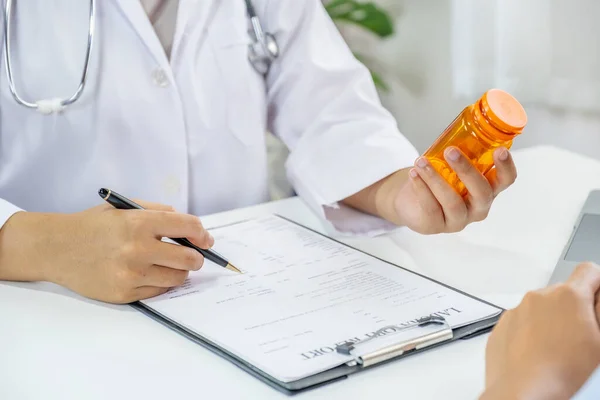 Doctors Hand Holding Medicine Bottle Report Health Examination Results Recommend — Stock Photo, Image