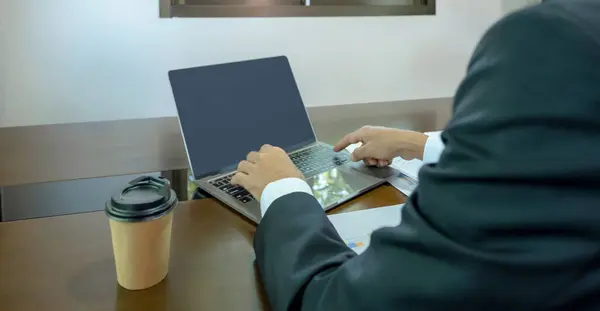 Biznesmen Ręka Używać Laptop Analiza Wykres Domu Biuro Dla Ustalania — Zdjęcie stockowe