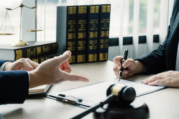 Businesswoman Hand Sign Lawyer Providing Legal Consult Dispute Service Office — Stockfoto