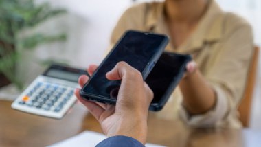 Asyalı müşteri el taraması QR kod ödemesi yapıyor ve online alışveriş yemekleri alıyor, Bakkal kadın organik sebze ve meyve servisi sunuyor.