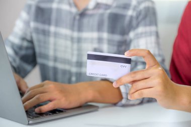 Genç tüketici elleri elinde sahte kredi kartı ile akıllı telefon ve ev bilgisayarından alınan indirimli ürünlere göre online alışveriş yapmaya hazır..