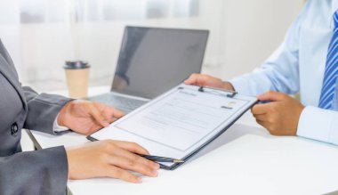 Ofis yöneticileri özgeçmişlerini tutuyor ve toplantı odasında iş başvurusunda bulunanlarla görüşüyorlar. işveren sohbeti kısa iş istihdamı.