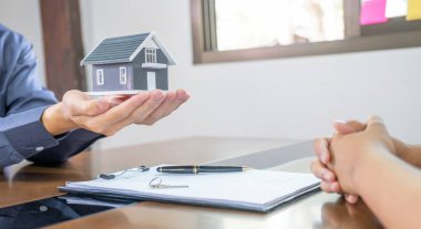 Emlakçılar ve alıcılar iş sözleşmesi imzalama, kiralama, satın alma, ipotek, kredi veya ev sigortası konularını görüştüler.