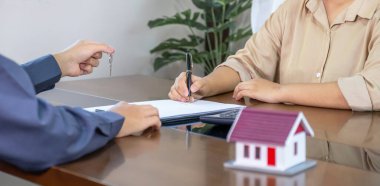 Emlakçılar ve alıcılar iş sözleşmesi imzalama, kiralama, satın alma, ipotek, kredi veya ev sigortası konularını görüştüler.