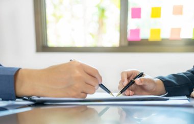 İş kadınları ve iş adamları iş gelirlerini artırmak için strateji planlamak üzere toplanıyorlar. Beyin fırtınası yapan bir finans grafik analizi yapın ve yeni hedef için tartışın..