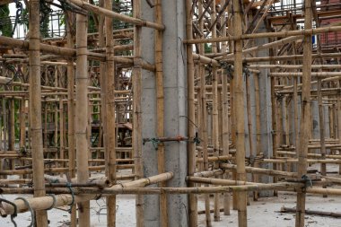 Geleneksel inşaat arka planında Bambu iskelesi ya da koltuk değnekleri.