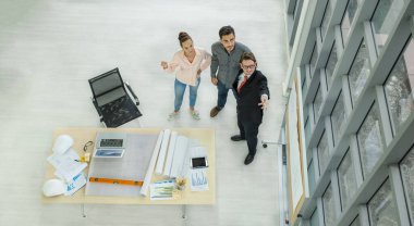 Mühendis ekibi inşaat planı çizimleri, çalışma planı ve binaya başlamadan önce işleri dağıtmak için toplanıyor. Üst görünüm