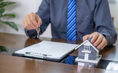 Emlak acentelerinin ev modeli olması, iş sözleşmesi imzalama, kiralama, satın alma, ipotek, kredi veya ev sigortası sözleşmesini açıklar..