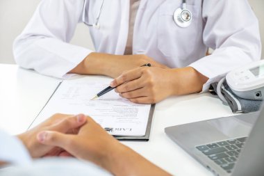 Doktor el ele tutuşma ve muayene sonuçlarını hasta adama, sağlık hizmetlerine ve sağlık kontrollerine açıkladı..