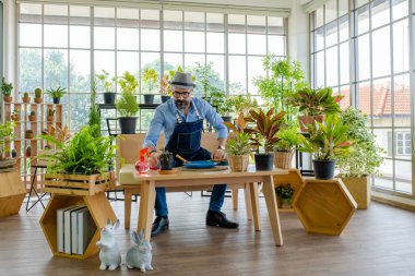 Hipster yaşlılar, sürdürülebilir emeklilikten sonra kentsel bahçe işleri hobisi olan ağaçlarla ilgileniyorlar..