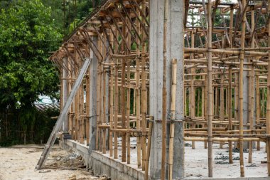 Geleneksel inşaat arka planında Bambu iskelesi ya da koltuk değnekleri.