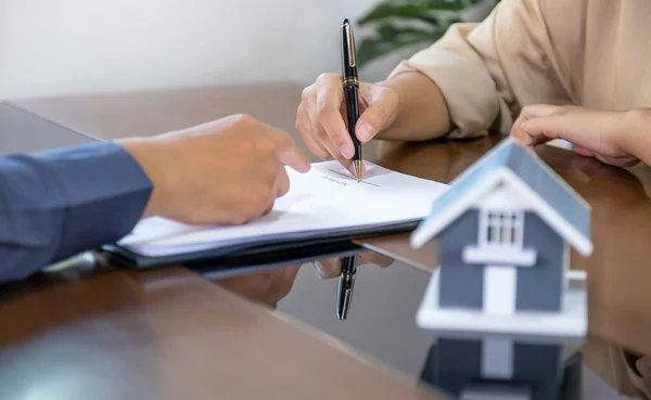 不動産エージェントとバイヤーは ビジネス契約 レンタル 住宅ローン ローンまたはホーム保険に署名することを議論します — ストック写真