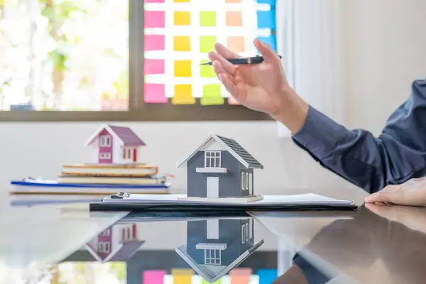 Home Model Real Estate Agents Hand Use Pen Explains Business — Stock Photo, Image