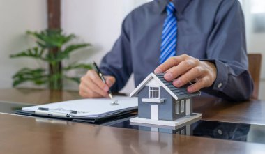 Emlak acentelerinin ev modeli olması, iş sözleşmesi imzalama, kiralama, satın alma, ipotek, kredi veya ev sigortası sözleşmesini açıklar..