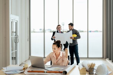 İnşaat planı çizimleri, çalışma planı ve inşaata başlamadan önce işleri dağıtmak için mühendis ekibi toplantısı.