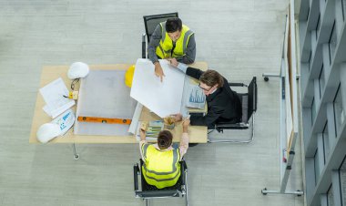 Mühendis ekibi inşaat planı çizimleri, çalışma planı ve binaya başlamadan önce işleri dağıtmak için toplanıyor. Üst görünüm
