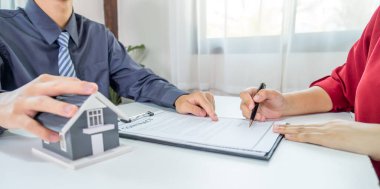 Emlakçılar ve alıcılar iş sözleşmesi imzalama, kiralama, satın alma, ipotek, kredi veya ev sigortası konularını görüştüler.