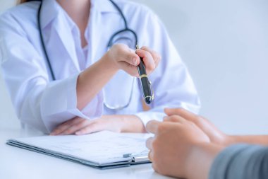 El ele tutuşma kalemi, doktorların tavsiyeleri sağlık muayenesi sonuçlarını rapor eder ve hastalara ilaç verilmesini tavsiye eder, mesleki danışmanlık tıbbi kontrol programı kavramı.