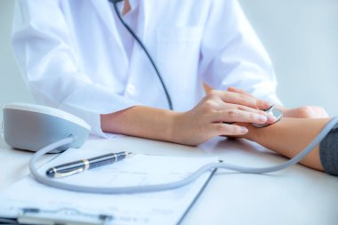 El yapımı steteskop, Doktorun tavsiyesi sağlık muayenesi sonuçları ve hastalara ilaç önerilmesi, mesleki danışmanlık tıbbi kontrol programı konsepti.