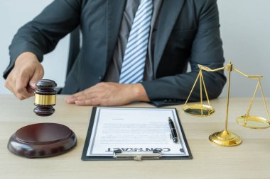 Avukat elinde tokmak çekiciyle bürodaki adama vurdu ve hukuki danışmanlık hizmeti sundu..