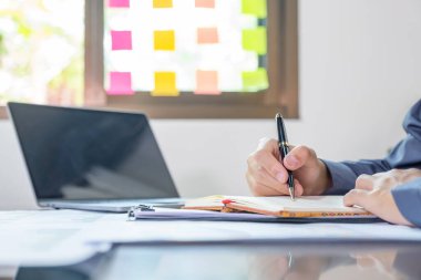 İş adamı muhasebeci elinde kalemle işyerinde vergi ödemeyi hesaplıyor..