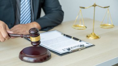 Avukat elinde tokmak çekiciyle bürodaki adama vurdu ve hukuki danışmanlık hizmeti sundu..