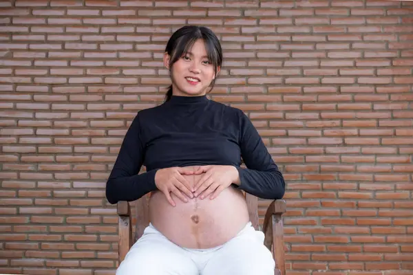 Anne Hamile Kadın Kırmızı Tuğlalı Arka Planda Ele Tutuşup Bebeğinin — Stok fotoğraf