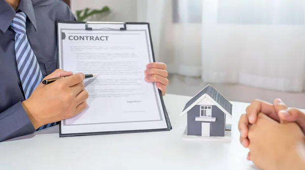 Immobilienmakler Und Käufer Besprechen Die Unterzeichnung Eines Geschäftsvertrages Die Vermietung — Stockfoto