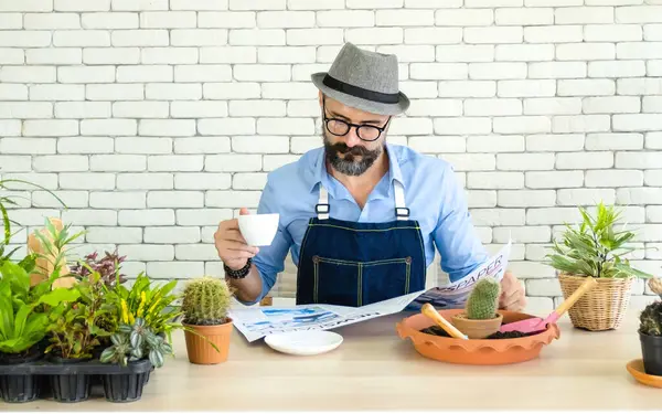 Hipster yaşlılar kahve içer, gazete okur, dinlenir, bitkilerle ilgilenir, sürdürülebilir emeklilikten sonra kentsel ev işleri hobisi haline gelir..