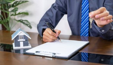 Emlakçıların el kullanım kalemleri iş sözleşmesini açıklar: İş sözleşmesi, kiralama, satın alma, ipotek, kredi veya ev sigortası..