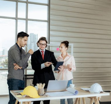 İnşaat planı çizimleri, çalışma planı ve inşaata başlamadan önce işleri dağıtmak için mühendis ekibi toplantısı.