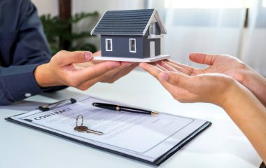 Emlakçılar ve alıcılar iş sözleşmesi imzalama, kiralama, satın alma, ipotek, kredi veya ev sigortası konularını görüştüler.