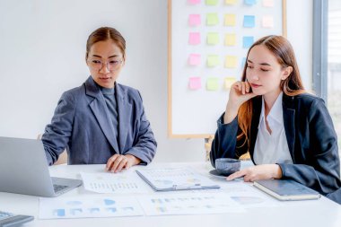 İş idaresi ekip toplantısı iş gelirlerini artırmak için stratejiler planlamak için. İletişim Beyin Fırtınası Grafik Analizi ve Yeni Hedef Başarı Tartışması.