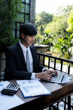 İş adamlarının elinde kalem tutan muhasebeci hesap makinesi ve dizüstü bilgisayar analizi zorlu iş hedefleri belirleme grafiği ve merkez ofisindeki hedefe ulaşmaya hazır.