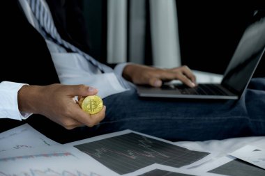 Ticari hisse senedi gelirlerini artırma, analiz grafiği veya dizüstü bilgisayarla rapor etme amaçlı iş adamları yönetimi çalışma stratejileri, çevrimiçi ticaret başarısı için hedefler belirleme.